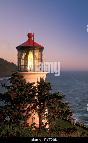 Heceta Head Lighthouse an der zentralen Küste Oregons mit Besuchern Sonnenuntergang zu fotografieren. Stockfoto