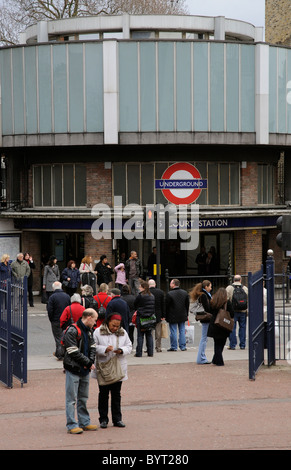 Passagiere, die u-Bahnstation Earls Court auf Warwick Road West London UK verlassen Stockfoto