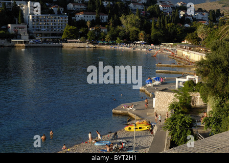 Eine schöne Aussicht auf den Strand von Lapad Bucht im Abendlicht. Einheimische und Touristen können Hotelstrände ohne Probleme... Stockfoto