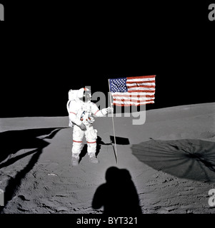 Apollo 14 Astronauten Alan B. Shepard zeichnet sich durch die US-Flagge auf dem Mond. Stockfoto