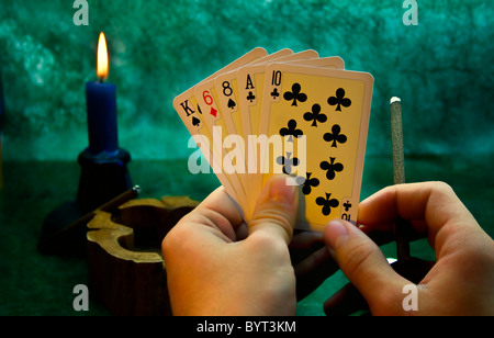 Spielkarten in der hand Stockfoto