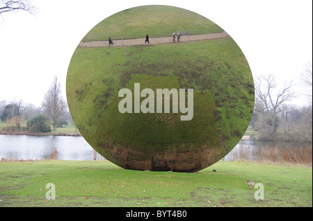 Anish Kapoor-Ausstellung "Turning World Upside Down" in Kensington Gardens. Stockfoto