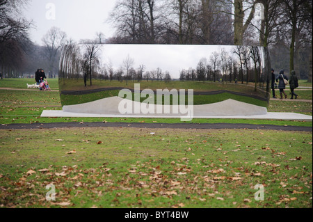 Anish Kapoor-Ausstellung "Turning World Upside Down" in Kensington Gardens. Stockfoto