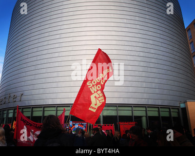 OLYMPUS Digitalkamera Studenten protestieren gegen Studiengebühren erhebt sich mit Banner durch Manchester Stockfoto