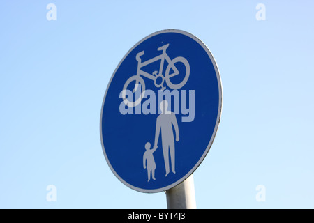 UK Straßenschild Weg, der von Fußgängern und Radfahrern geteilt wird. Stockfoto