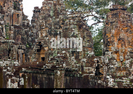 Die Bayon und steinernen Gesichter der Lokesvara, Angkor Thom, Provinz Siem Reap, Kambodscha. Asien Stockfoto