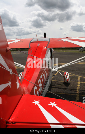 Rotes Kunstflug Flugzeug Stockfoto