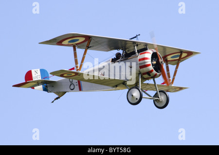 Nieuport 17 Scout WW1 Flugzeug in der französischen Luftwaffe Markierungen anzeigen in Duxford Flying Legends Airshow Stockfoto