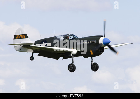 Curtiss P-40N Warhawk USAAF Farben im Landeanflug auf Duxford Flying Legends Airshow Stockfoto