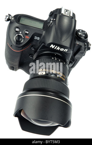 Erhöhte Ansicht einer Nikon D3 Digitalkamera mit Nikkor 14-24mm f/2.8 ultra-Weitwinkel-Objektiv Ausschnitt auf weißem Hintergrund Stockfoto