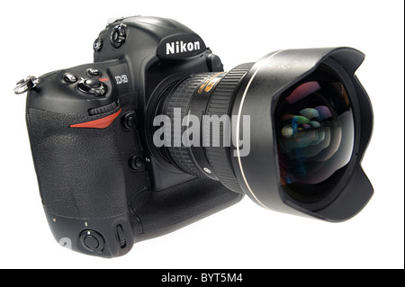 Nikon D3 Digitalkamera mit Nikkor 14-24mm f/2.8 ultra-Weitwinkel-Objektiv Ausschnitt auf weißem Hintergrund Stockfoto