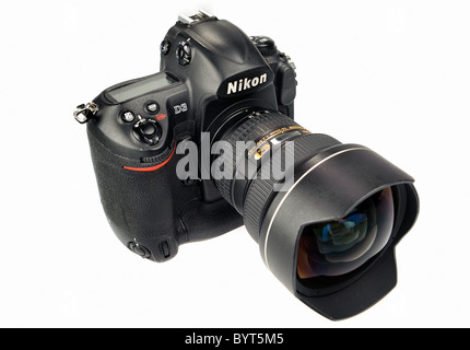 Erhöhte Ansicht einer Nikon D3 Digitalkamera mit Nikkor 14-24mm f/2.8 ultra-Weitwinkel-Objektiv Ausschnitt auf weißem Hintergrund Stockfoto