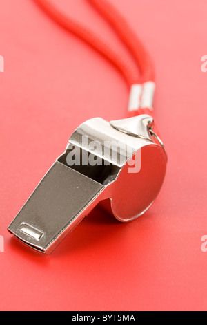 eine Pfeife mit rotem Hintergrund Stockfoto