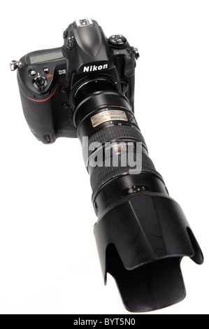 Erhöhte Ansicht einer Nikon D3 Vollformat Digitalkamera DSLR mit Nikkor 70-200mm 2,8 VR Objektiv Ausschnitt auf weißem Hintergrund Stockfoto