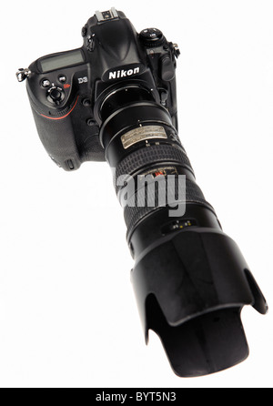Erhöhte Ansicht einer Nikon D3 Vollformat Digitalkamera DSLR mit Nikkor 70-200mm f/2.8 VR Objektiv Ausschnitt auf weißem Hintergrund Stockfoto