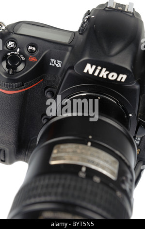 Nikon D3 Vollformat Digitalkamera DSLR mit Nikkor 70-200mm f/2.8 VR Objektiv Ausschnitt auf weißem Hintergrund Stockfoto