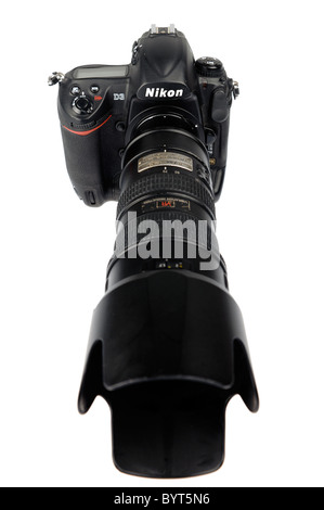 Erhöhte Ansicht einer Nikon D3 Vollformat Digitalkamera DSLR mit Nikkor 70-200mm f/2.8 VR Objektiv Ausschnitt auf weißem Hintergrund Stockfoto