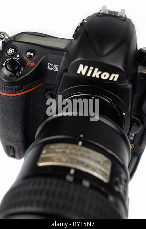 Nikon D3 Vollformat Digitalkamera DSLR mit Nikkor 70-200mm f/2.8 VR Objektiv Ausschnitt auf weißem Hintergrund Stockfoto