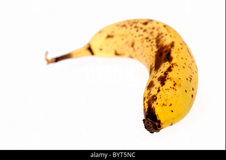 Über reife Banane auf weißem Hintergrund ausschneiden Stockfoto