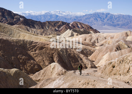 Wanderer am Zabriskie Point Badlands in Death Valley Nationalpark, Kalifornien Stockfoto