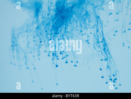 Flüssigkeit in Wasser aufgelöst Stockfoto