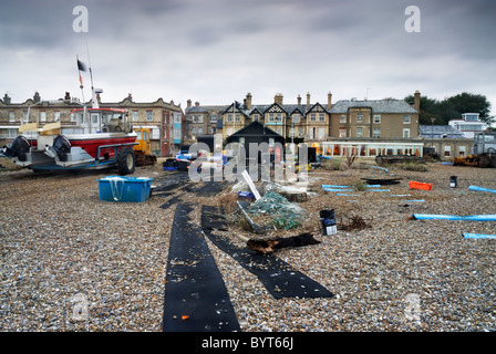 Angeln Utensilien am Strand von Aldeburgh, Suffolk, England, UK Stockfoto