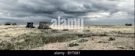 Alten Fischerdorf Hütten und Boote auf dem Kiesstrand bei Dungeness, Kent, England, uk Stockfoto