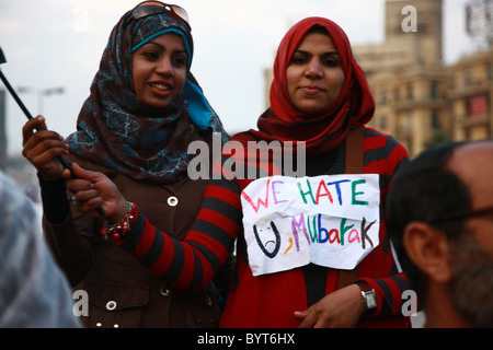 Frauen sprechen, während sie die Barrikaden auf dem Tahrir-Platz in Kairo anmannieren Während der ägyptischen Revolution von 2011 Stockfoto