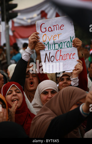 Frauen sprechen, während sie die Barrikaden auf dem Tahrir-Platz in Kairo anmannieren Während der ägyptischen Revolution von 2011 Stockfoto