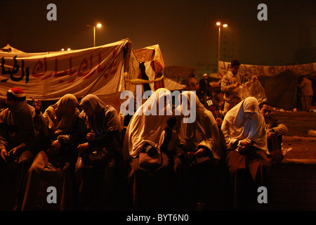 Frauen sprechen, während sie die Barrikaden auf dem Tahrir-Platz in Kairo anmannieren Während der ägyptischen Revolution von 2011 Stockfoto