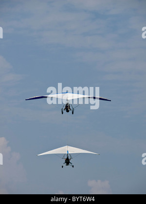 Ein Hängegleiter geschleppt bis in den Himmel durch ein Ultraleichtflugzeug die Leute sind nicht erkennbar Stockfoto