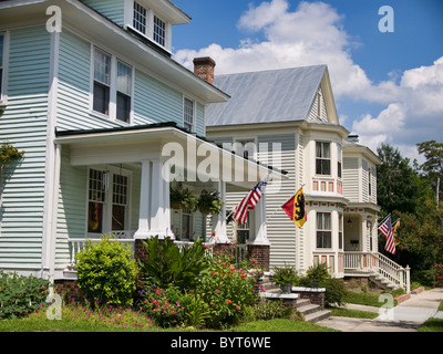 Wohnstraße in New Bern, North Carolina, sind sie die Vereinigten Staaten und New Bern Fahnen an den Häusern fliegen Stockfoto