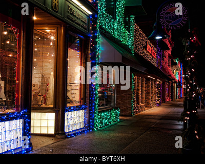 Schaufenster an der Hauptstraße in Rochester Michigan beleuchtet für die Weihnachtsferien. Stockfoto