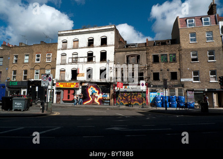 Verfallene Geschäfte in Redchurch Street mit Graffiti von Ben Eine in der Nähe von Ostende der Brick Lane, London England UK KATHY DEWITT Stockfoto