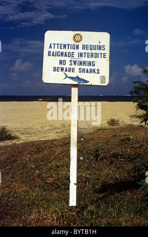 Hüten Sie sich vor Haien Warnzeichen am Strand von Tamatave, Indischer Ozean, Madagaskar Stockfoto