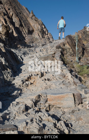 Ein Wanderer auf dem felsigen Gipfelaufbau Trail, Piestewa Peak, ehemals Squaw Peak, ein kommunalen Berg bewahren in Phoenix, Arizona, USA Stockfoto