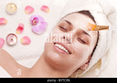 Anwendung der beruhigende Maske, junge Frau, die Kuranwendungen bekommen. Stockfoto