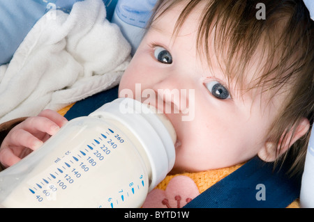 Baby Flasche Fläschchen füttern Konsummilch aus trinken essen essen Babys Feeds neue Kühe Pulver Formel trinken Milch Translation- Stockfoto