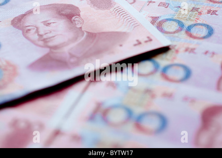 brandneue 100 RMB chinesischen Banknoten zeigen das Bild der verstorbenen Vorsitzenden Mao, nebeneinander und übereinander angeordnet Stockfoto