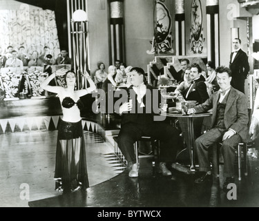 LAUREL und HARDY in Tabelle am linken Oliver Hardy und Stan Laurel in unbekannte film Stockfoto