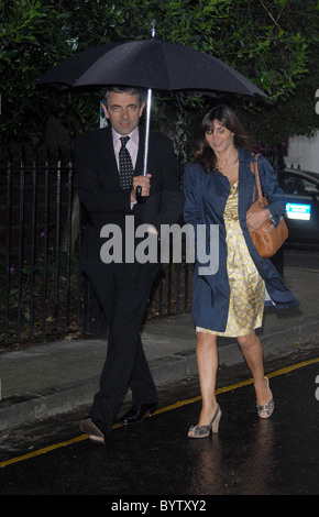 Rowan Atkinson und Frau Sunetra Sastry kommen an Sir David Frost Sommer Party London, England - 05.07.07 Stockfoto