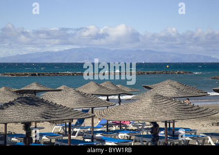 Playa Fañabe mit der Insel La Gomera im Hintergrund, Playa de las Americas, Teneriffa, Kanarische Inseln, Spanien Stockfoto