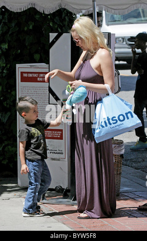 Shanna Moakler Ex-Frau von Travis Barker verlässt den Efeu mit ihrem Sohn Landon Asher Barker Los Angeles, Kalifornien - 12.07.07 Stockfoto