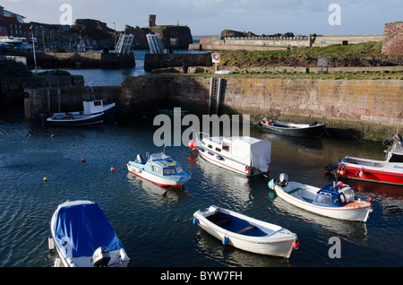 Sportboote im Innenhafen bei Dunbar, East Lothian, Schottland. Stockfoto