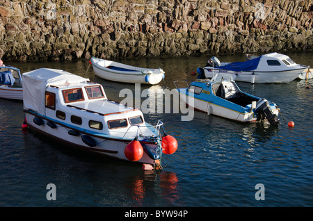 Sportboote im Innenhafen bei Dunbar, East Lothian, Schottland. Stockfoto
