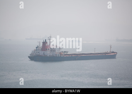 Dicken Seenebel vor Gibraltar. Schiffe vor Anker Stockfoto