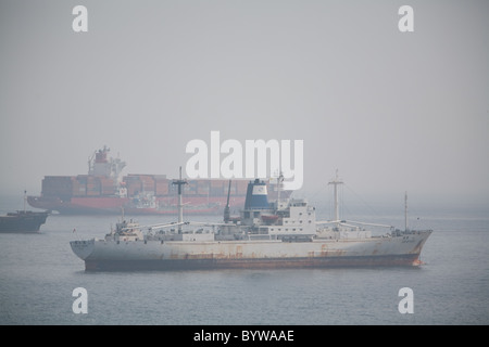 Dicken Seenebel Gibraltar Schiffe vor Anker Stockfoto