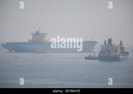 Dicken Seenebel Gibraltar Schiffe vor Anker Stockfoto