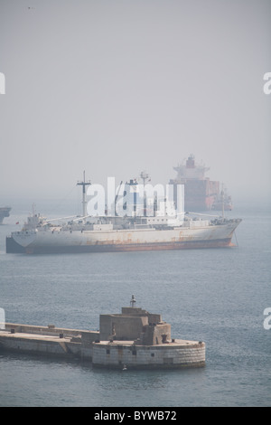 Dicken Seenebel Gibraltar Schiffe vor Anker Stockfoto