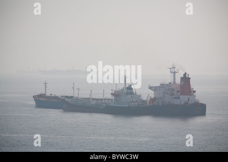 Meer Nebel aus Gibraltar. Schiffe vor Anker Stockfoto